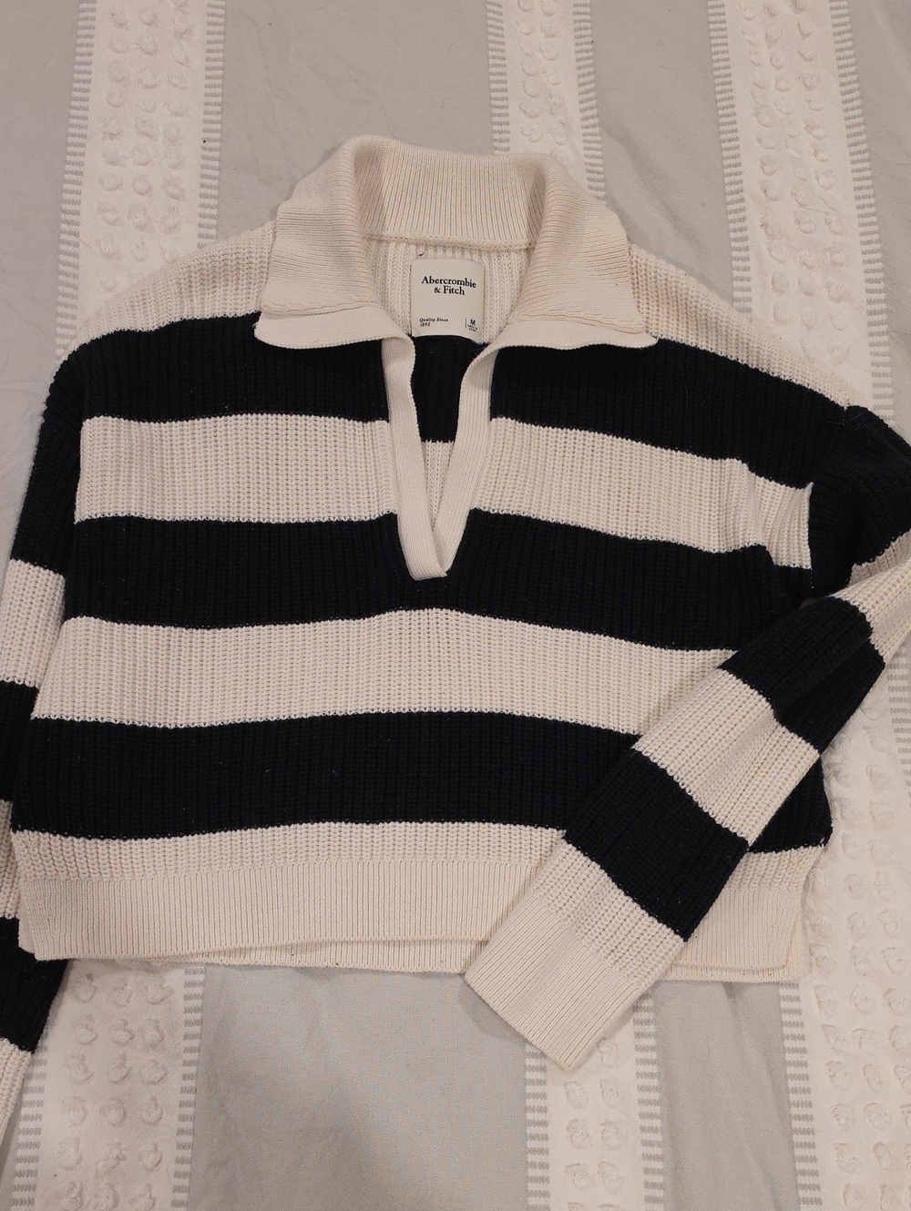 Abercrombie & Fitch Black and White Striped V-Neck Pullover